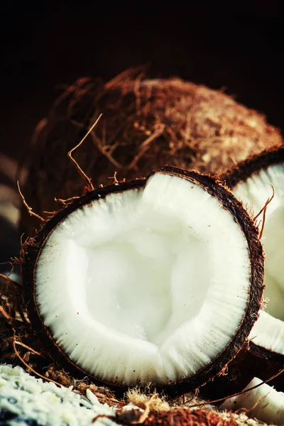 Свежие нарезанные кокосы — стоковое фото