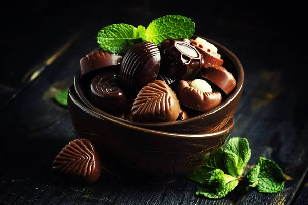 Dulces de chocolate y hojas de menta —  Fotos de Stock