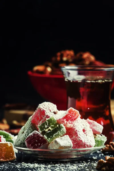 Czarna herbata i cukierki z orzechami — Zdjęcie stockowe