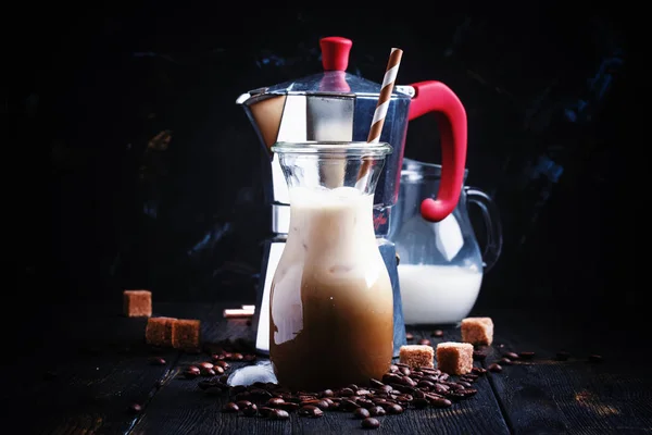 Caffè nero con ghiaccio e latte — Foto Stock