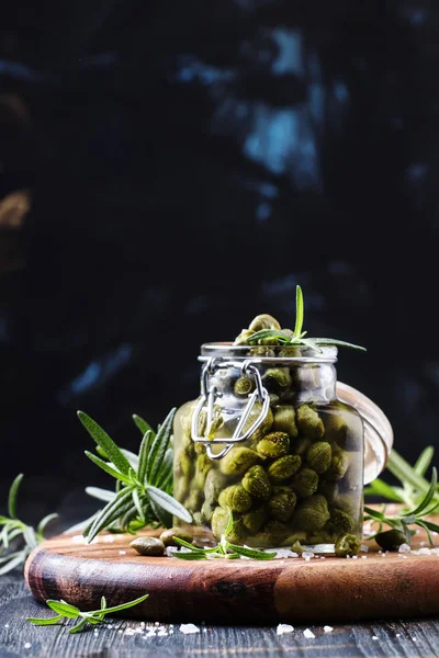 식초, 소금, 로즈마리와 케이 퍼 — 스톡 사진