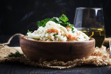 Risotto ile karides ve kalamar bir ahşap kase