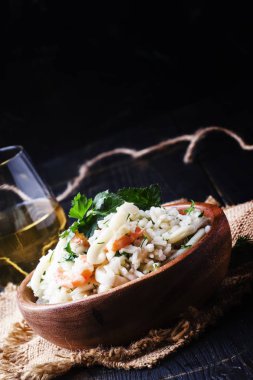 Risotto ile karides ve kalamar bir ahşap kase