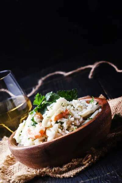 Risotto met garnalen en inktvis in een houten kom — Stockfoto