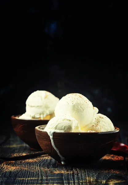 Gelato alla vaniglia con cacao macinato in ciotole marroni — Foto Stock