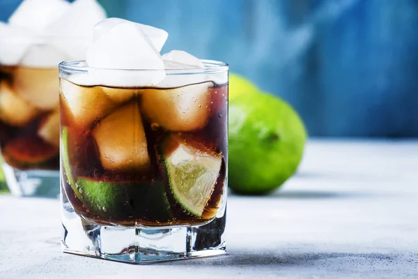 Alcohol cocktail with lime, ice and cola — Stock Photo, Image