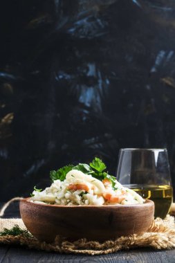 Risotto ile karides ve kalamar bir ahşap kase