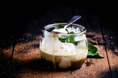 Kahve ve dondurma nane ile gelen tatlı
