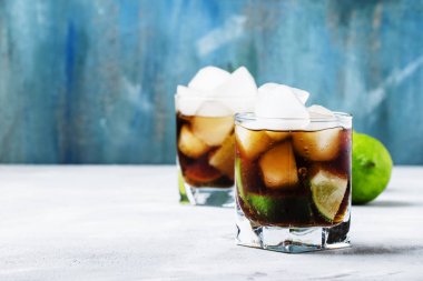 Alkol kireç, buz ve kola ile kokteyl