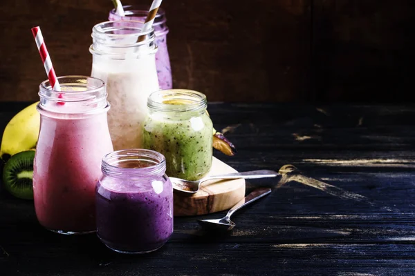 Batidos multicoloridos e smoothies de baga — Fotografia de Stock