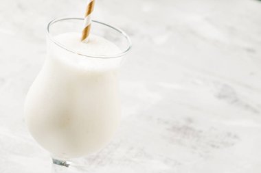 Bir büyük bardak vanilyalı milkshake