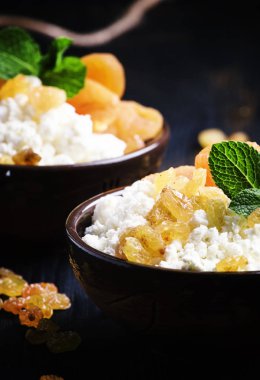 Süzme peynir ile kuru üzüm