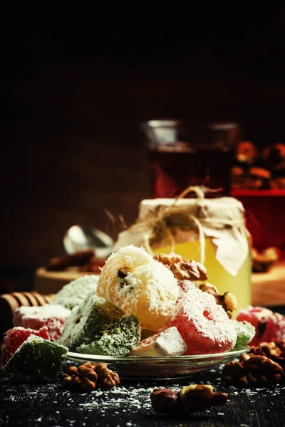 Marmelade mit Honig in Kokosraspeln — Stockfoto