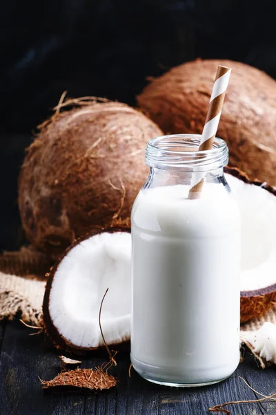 Kokosové mléko, rustikální styl — Stock fotografie