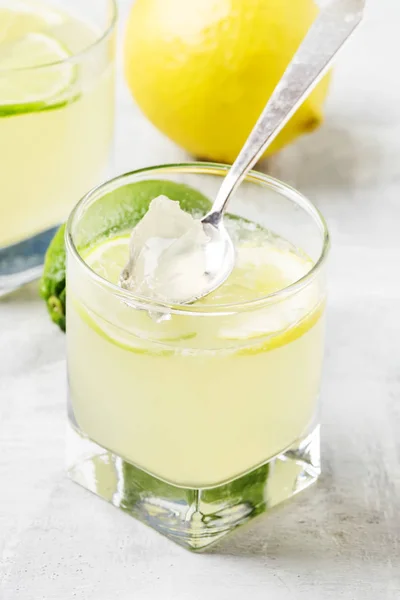 Желе с лимоном и лаймом в стакане — стоковое фото