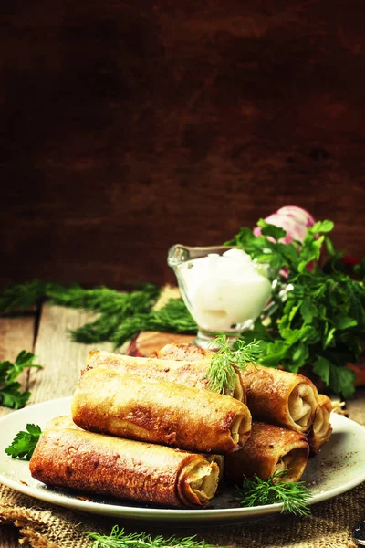 Pannenkoeken met vlees, rustieke stijl — Stockfoto