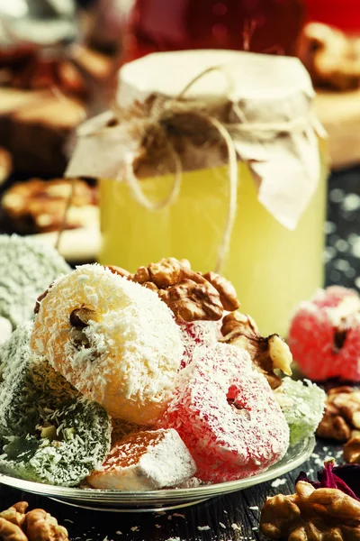 Marmelade mit Honig in Kokosraspeln — Stockfoto