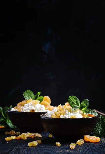 Cottage cheese with raisins — Stock Photo, Image
