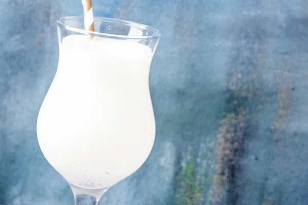 Milkshake de baunilha em um copo grande — Fotografia de Stock
