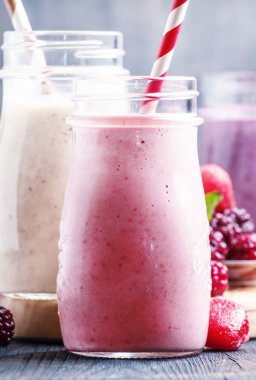 Berry smoothies yoğurt ile