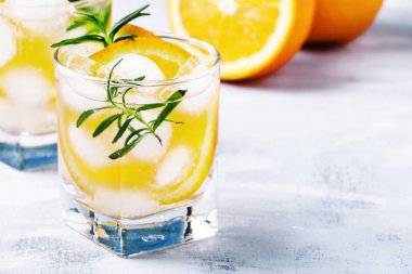 Portakal, biberiye ve buz ile serinletici içecek