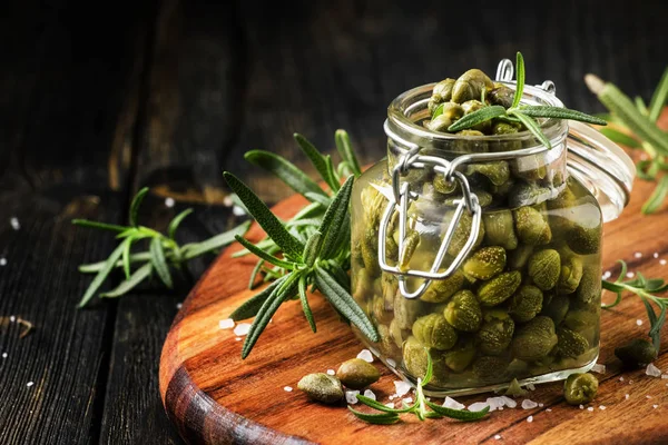 Gezouten kappertjes in azijn — Stockfoto