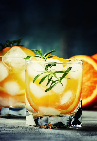 Δροσιστικό ποτό με πορτοκάλι, δενδρολίβανο και πάγο — Φωτογραφία Αρχείου