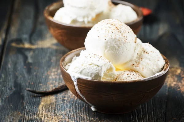 Vanilla ice cream balls — Stock Photo, Image