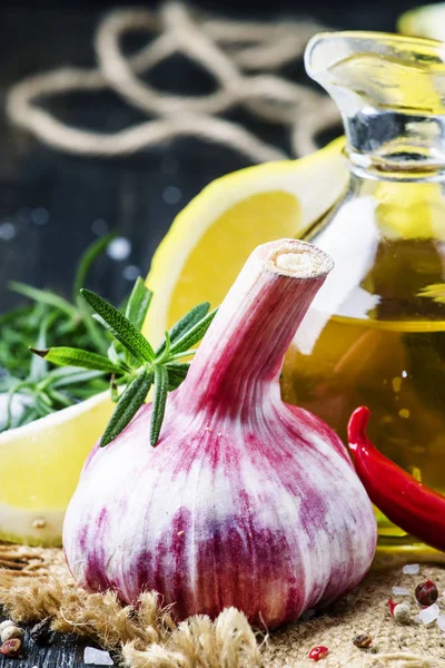 Свежий чеснок, оливковое масло, розмарин и лимон — стоковое фото