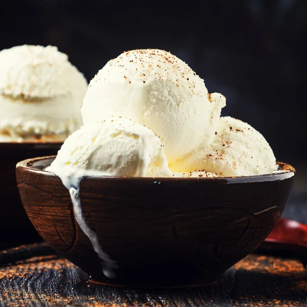 Bolas de helado de vainilla —  Fotos de Stock