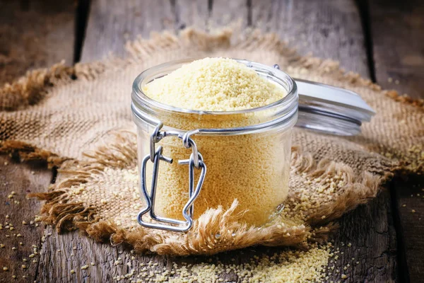 Couscous marroquí en un frasco de vidrio — Foto de Stock