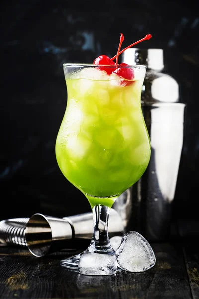 Cocktail verde con ciliegie maraschino — Foto Stock