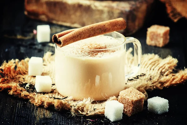 Traditionell te med mjölk — Stockfoto