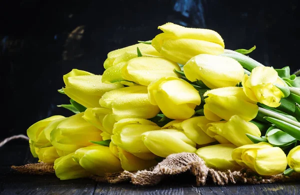 Ramo grande de tulipanes amarillos —  Fotos de Stock