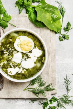 Kuzukulağı, et ve yumurta ile geleneksel Rus çorbası