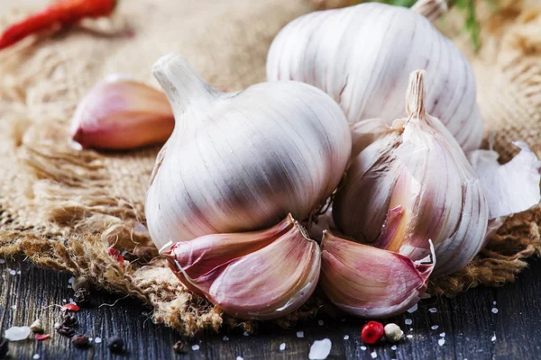 Ail frais, sel de mer, poivre et épices — Photo