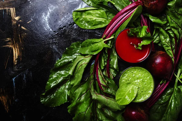 Healthy smoothies made of spinach and beets — Stock Photo, Image