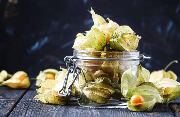 Physalis em um frasco de vidro — Fotografia de Stock