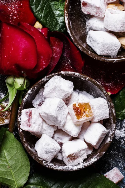 Dolci orientali con mandorle e petali rosa — Foto Stock