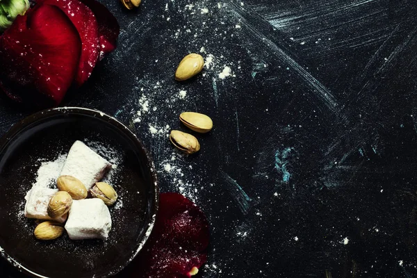 Dolci orientali con mandorle e petali rosa — Foto Stock