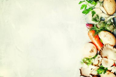 Vejetaryen mantar çorbası için malzemeler
