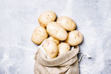 Bir tuval çanta içinde taze patates