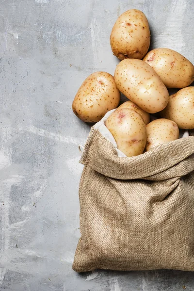 Färsk potatis i en tygkasse — Stockfoto