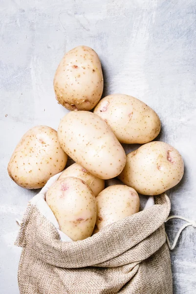 Свежая картошка в брезентовом пакете — стоковое фото