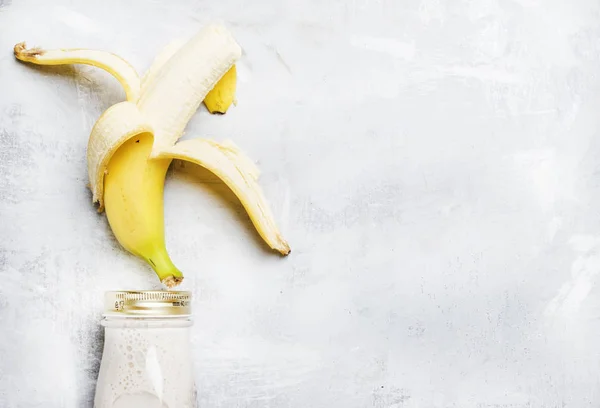 Batido de banana em uma garrafa — Fotografia de Stock