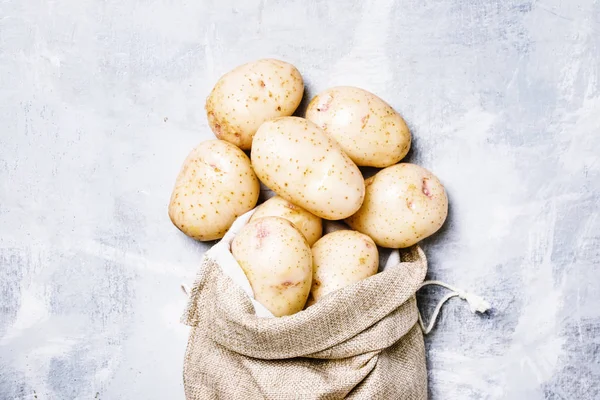 Frische Kartoffeln in einem Leinensack — Stockfoto