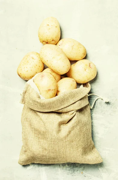 Batatas frescas em um saco de lona — Fotografia de Stock
