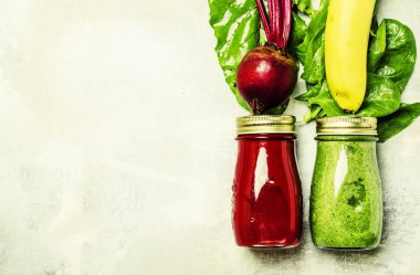 Taze sıkılmış ıspanak smoothies muz ve pancar ile