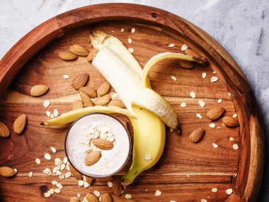 Muz smoothie yulaf gevreği ve badem ile