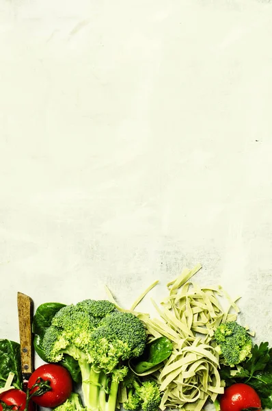 Ingredients for cooking green vegetarian pasta — Stock Photo, Image